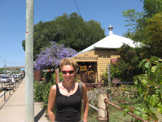 vor der Goldgraeberbehausung