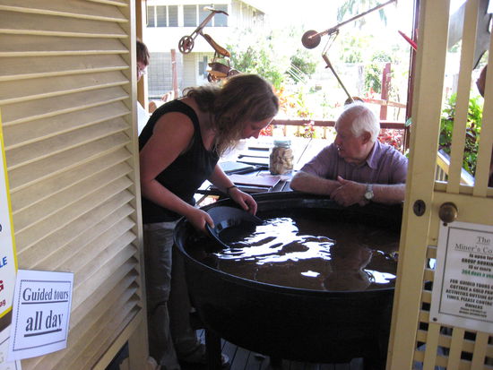 Beim Goldwaschen in der Miner's Cottage, leicht ins Goldfieber verfallen und wir haben wirklich echtes australisches 
Gold gefunden und durften es mitnehmen...