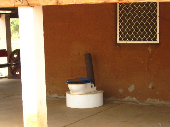 EINE OUTBACKTOILETTE, FREI ZUR BENUTZUNG...