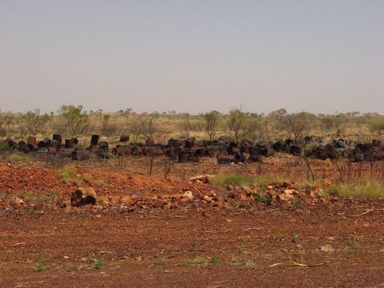 MUELLENTSORGUNG IM OUTBACK, VIELE VIELE VERROSTETE OELTONNEN