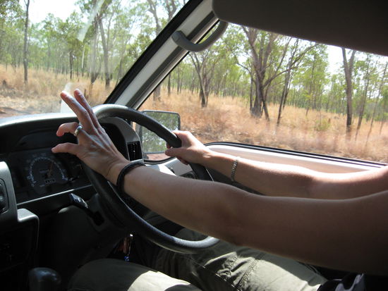 DER ALTE CAMPERGRUSS, GANZ LAESSIG AUS DEM HANDGELENK