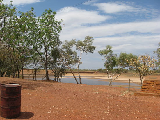 EIN STAUDAMM,DEN WIR EIGENTLICH ZUM BADEN BENUTZEN WOLLTEN, LEIDER AUSGETROCKNET, WIE FAST ALLE BADESEEN, DIE NUR NOCH TUEMPEL SIND 