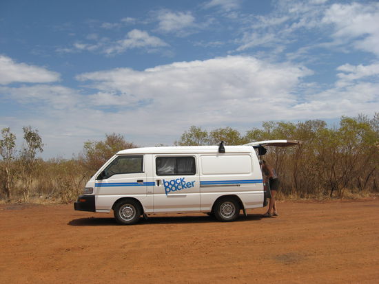 IM NICHTS... NUR SAND, EIN PAAR BUESCHE UND WIR...