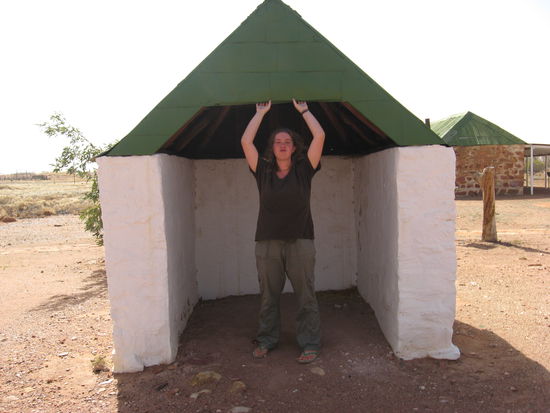 EIN ALTER RAEUCHERHAUS AN EINER TELEGRAPHENSTATION...