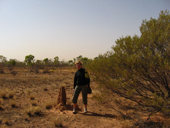 EIN KLEINER TERMITENHUEGEL UND RAMONA, WIR HABEN WIRKLICH VIEL VIEL GROESSERE GESEHEN, DIE WAREN TEILWEISE DOPPELT SO GROSS WIE WIR