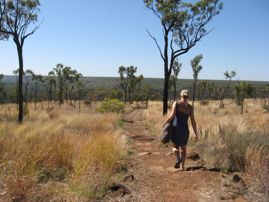AUF DEM WEG ZU IRGENDEINEM TUEMPEL ZUM WASCHEN, 2KM ABWAERTS UM SICH FRISCH ZU MACHEN, LEIDER WAR MAN WIEDER TOTAL DURCHGESCHWITZT NACH DEM RUECKWEG ZUM AUTO 