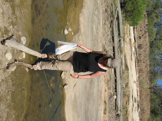 UEBER DIE SELBSTGEBAUTE BRUECKE ZUM WASCHTUEMPEL.. JA WIR WISSEN UNS SCHON ZU HELFEN ;0