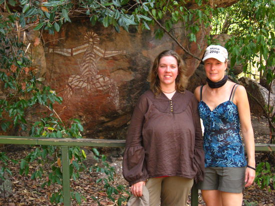 Das Ding im Hintergrund ist "Nabulwinjbalwinj" ein gefaehrlicher Geist, der die Frauen isst, nachdem er sie mit einer Wurzel erwuergt hat.... aaaaaaaaaaahhhhhhhh