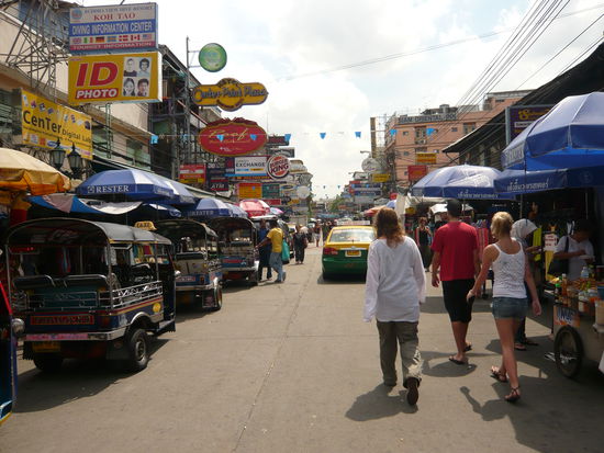 die ultimative Kao San Road, hier muss jeder Touri einmal gewesen sein. Ueberall riecht es nach gebratenem und Tuk-Tuk-Abgasen. Auf jedem noch so kleinen Flecken steht ein Verkaufstand an dem man mit Sicherheit angesprochen wird und doch nur hier das billigste und beste kaufen kann. Gefaelschte Ausweise kann man auch an jeder Ecke bekommen, so war es nicht verwunderlich das wir einmal auf unsere Studentenausweise angesprochen wurden, ob diese denn wohl wirklich echt seien!? 
Abend´s wird es hier uebrigens noch voller, dann ist naemlich auch noch die ganze Strasse mit Verkauefern gepflastert. Diese bieten ihre Waren auf Decken an, denn sobald die Polizei in Sicht ist, kann diese schnell an den Enden zusammengepackt werden und ...war hier mal ein Verkaufstand???