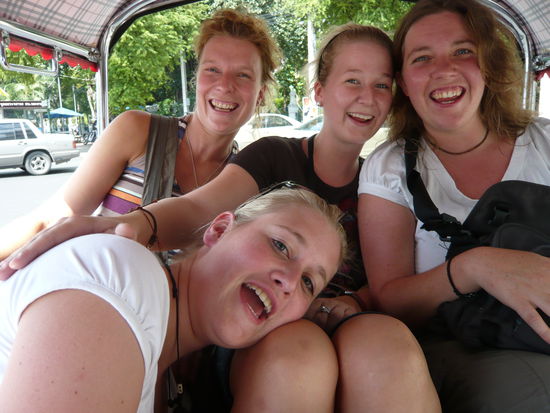 ...so viel Spaß hat man in EINEM Tuk-Tuk, wo eigentlich auch nur zwei Personen bequem rein passen  Anni und Steffi wir hatten riesig viel Spass mit Euch!!! Es war klasse!!!!! Schoen, dass wir Euch besuchen konnten!