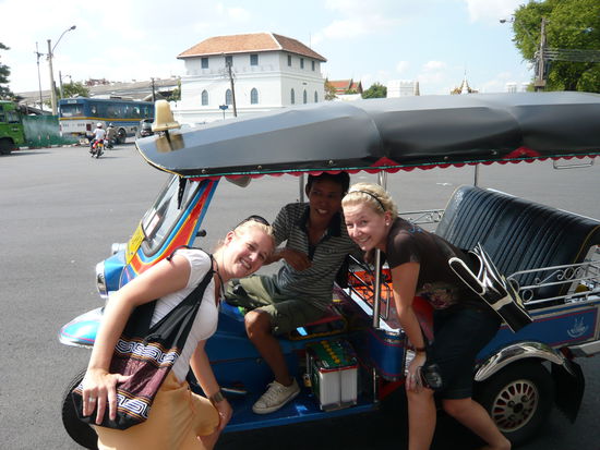 ....einer unser netten Tuk-Tuk Fahrer.
..aber bei den huebschen Grazien 