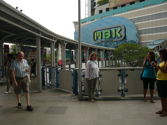 ..unschwer zu erkennen der Eingang des legendären, riesen Kaufhaus MBK, was man hier nicht findet gibt es nicht!!