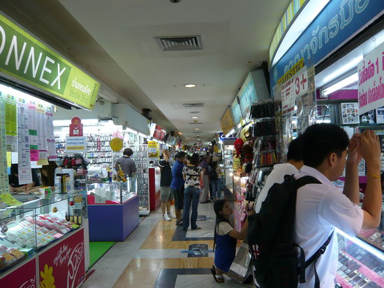 ....nur Handy´s und alles was dazu gehoert, fast 1 km lang!!!!