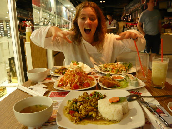 ...oberste Etage: hier gab es alles was das Herz begehrt an Essensmoeglichkeiten. Jedes Land hatte einen eigenen Stand, wo die Gerichte schon zum Auswaehlen bereit standen. ...hier hatten wir allerdings versehentlich etwas zu viel bestellt 