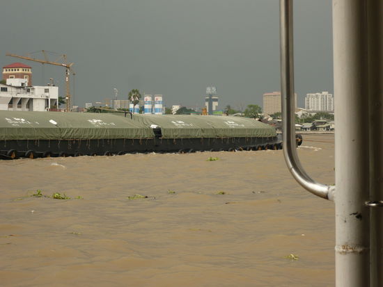 ...mh lecker, das ist der ...ja genau vergessen haben wir den Namen des netten Flusses, der durch Bangkok fliesst. Hier wollten wir zu den schwimmenden Maerkten, haben dann auch trockenen Fusses das andere Flussende erreicht, nur leider wussten wir dann nicht mehr wo es weiter ging zu den schwimmenden Maerkten. Also wieder zurueck und..eine Bootsfahrt die ist lustig ..bis ans andere Ufer. Der Skipper hat sich uebrigens sehr amuesiert als wir schon nach wenigen Minuten wieder rueber wollten 
