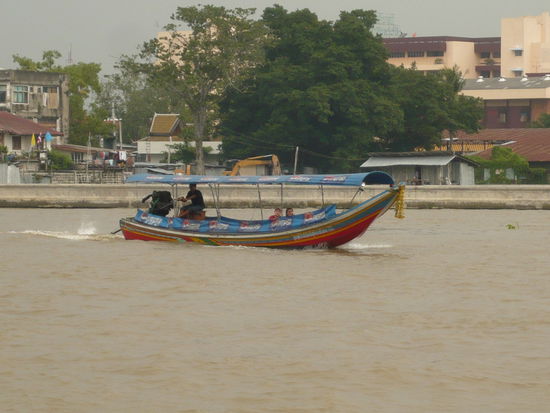 Ja und das waren die Boote fuer die reicheren Touristen . Die hatten also ein Boot fuer sich alleine und konnten bestimmen wo es hin gehen sollte!