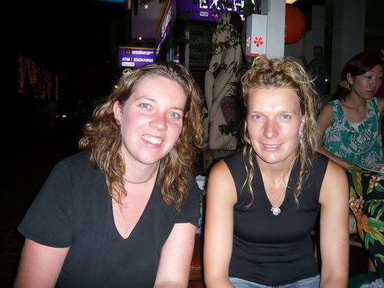 ...auch wir mal in Abenddress!!!!
Hier hat uns uebrigens ein Elefant mitten in Bangkok an einer Bar begruesst!? An einer Leine wurde er an den Touristen vorbeigefuehrt und worum sollte es natuerlich gehen!? Genau um Geld. Denn angeblich wurde fuer das gespendete Geld Futter fuer den kleinen, suessen ziemlich verstoerten Elefanten gekauft.