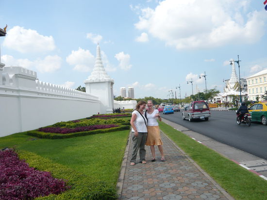 ..auf dem Weg zum ersten Tempel.
Der ja angeblich gar nicht geoeffnet war...denn zu unserer Frage wo denn der Eingang zum Tempel waere meinte ein Einheimischer, "wie jetzt noch in den Tempel rein, das ist doch jetzt viel zu spaet, der ist geschlossen...!?"
Wir sind dann doch noch um die ellenlange Mauer gelaufen und siehe da wir haben einen Eingang gefunden, der auch - wie kann es sein - geoeffnet war...