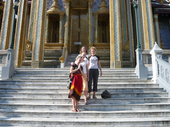 ...ja auch wir waren andaechtig 
Und das in der Hitze! Steffi musste sich noch einen Rock ueber den "kurzen" Rock anziehen und Ramona noch ein T-shirt ueber das "kurze" Top