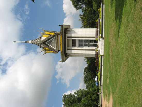 das Denkmal in den Killingfields, gefuellt mit Totenkoepfen