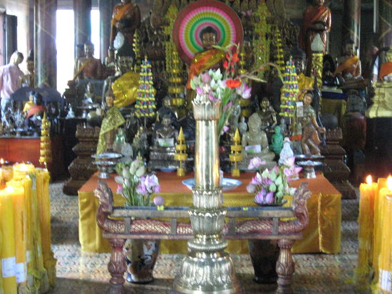 irgendein bunter Tempel von Innen