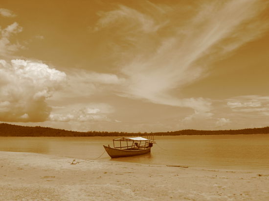 mit solch einem Boot sind wir zu den verschiedenen Inseln gefahren