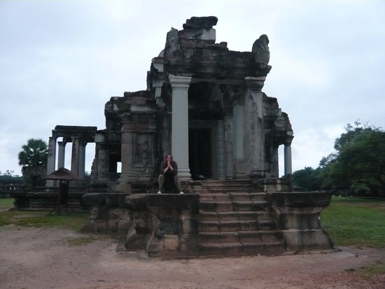 hier war es noch ziemlich frueh am Morgen so ca.5:30 Uhr. 
Eigentlich sind wir ja extra frueh aufgestanden (4:00) um den Sonnenaufgang ueber dem Angkor Wat Tempel zu bestaunen...
nur leider war keine Sonne da aber dafuer Gott sei Dank die geniale Tempelanlage, die sich dann auch noch fuer uns vom Feinsten im Wasser spiegelte!!!!!!