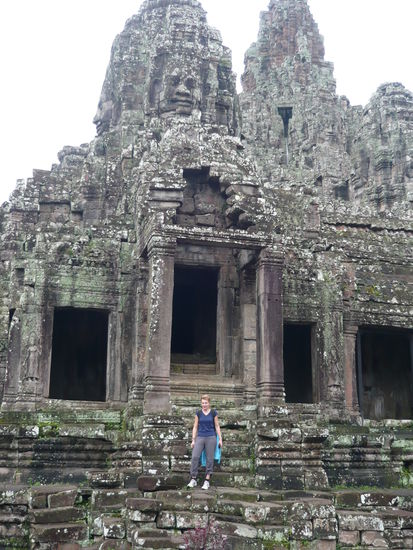 ...na habt Ihr die Gesichter entdeckt!?
Die schauen in alle Himmelsrichtungen und bewachtet somit das Suedtor von Angkor, ganz schoen clever 