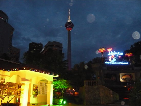 Hier der Kuala Lumpur Tower aber seht ihr auch die Leuchtreklame!?