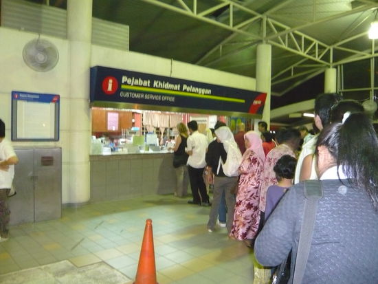 ..ein typisches Bild: anstehen in der U-Bahnstation