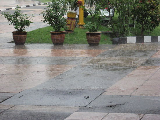 ...also wenn es regnet dann aber richtig!!!! Die Malaysiar stoer das uebrigens herzlich wenig, sie fangen nicht an zu rennen oder suchen verzweifelt nach ihrem nicht vorhandenen Regenschirm, denn so sagen sie: "ach so ein wenig Regen, das macht doch nichts, trocknet doch wohl wieder"