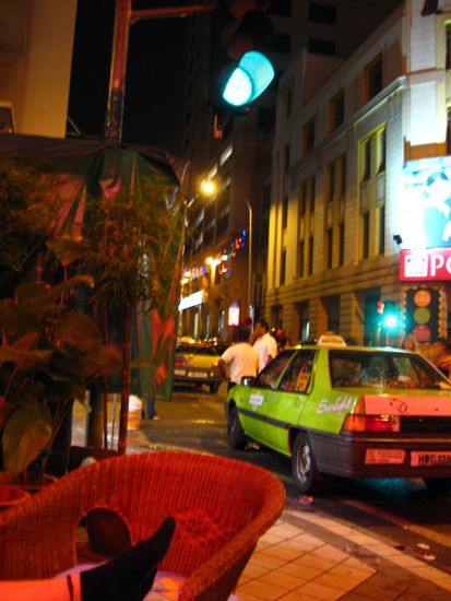 ...wessen Fuesse das wohl sind!?
Aber verdient war es nach unserer Sightseeingtour:
eine suesse Raggy Bar mitten im Herzen von Malaysia!