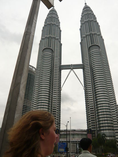 ...ganz schoen schwierig die riesigen Twin Towers mit ueber 450 Metern einzufangen!!!!!