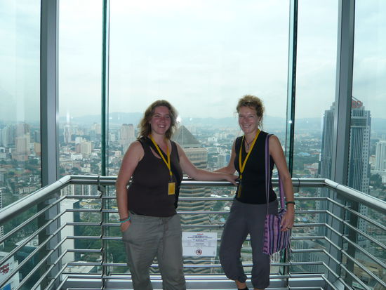 ....wir  auf der Besucherbruecke,
wo wir sage und schreibe 10 Minunten verbringen durften...