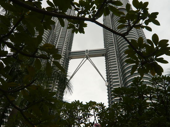 ..die meisterhafte Verbindung der Twin Towers die Besucherbruecke