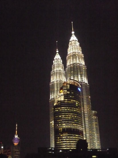 ..auch bei Nacht eine Augenweide, im Hintergrund der Kuala Lumpur Tower