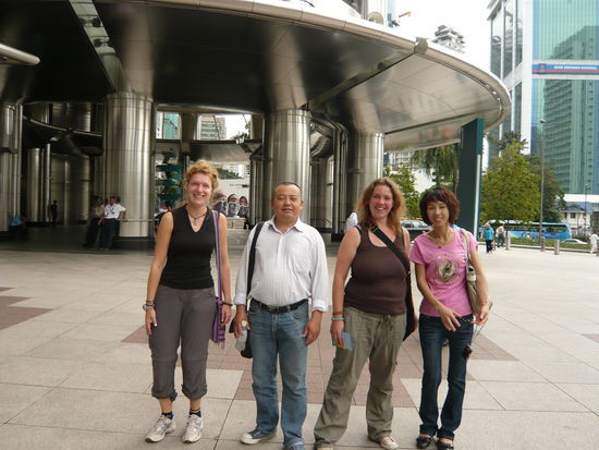 Und ratet mal wer hier die Hauptattraktion war!? 
Nein nicht die Twin Towers sondern wir aus GERMANY!!!!
Zwar klappte die Verstaendigung mit den Asiaten nicht wirklich, aber per Handzeichen konnten wir dann doch gut verstehen, dass wir auf jedem Foto dabei sein sollten 