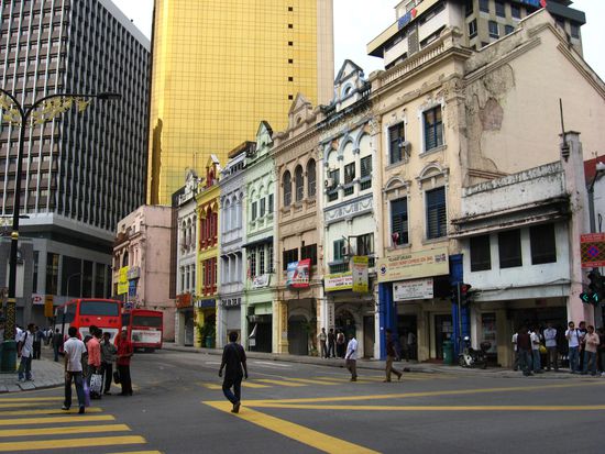 ein Blick auf die Strassen Kuala Lumpurs...
viel sauberer und nicht so hektisch wie in Kambodscha, natuerlich diese riesigen glaenzenden Hochhaeuser nicht zu vergessen, man merkt sofort, das hier mehr Geld zur Verfuegung steht...