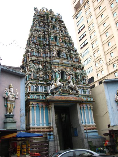 unscheinbar in einer kleine Gasse einer der vielen bunten hinduistischen Tempel, obwohl in Malaysia der Islam vorherrscht.