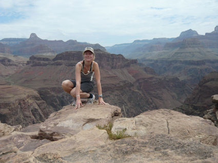 ramona nahe dem abgrund auf dem plateau point im grand canyon