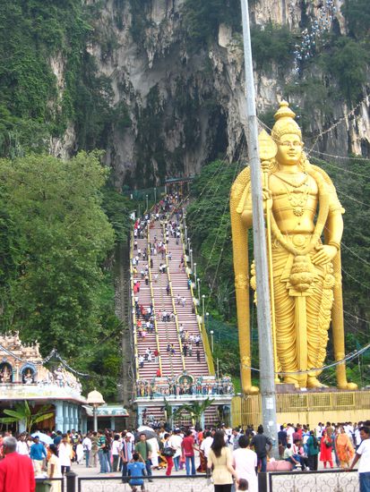 Der Eingang der Batu Caves, 272 Stufen, warum tun sich die Leute das bloss an? 