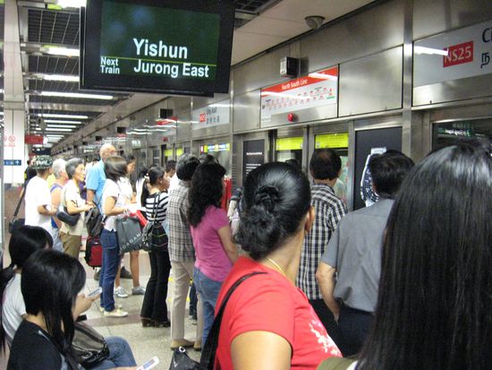 die U-bahn in Singapore, meistens hoffnungslos ueberfuellt, quetsch quetsch