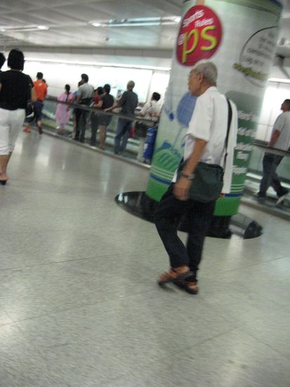 wusstet ihr schon, das viele alte chinesische Maenner aussehen wie Schildkroeten, hier der Beweis  (ich bin fies, ne!, aber der sah wirklich aus wie ne Schildkroete, steifer gerader Koerper und dann der lange nach vorne gebeugte Hals, den musste ich einfach fotografieren...)