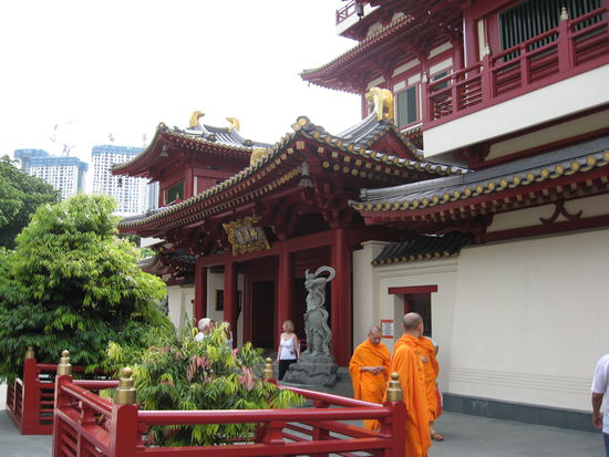 der buddhistische Tempel, eine Menge Monks waren hier mit ihrer leuchtend orangen Kleidung