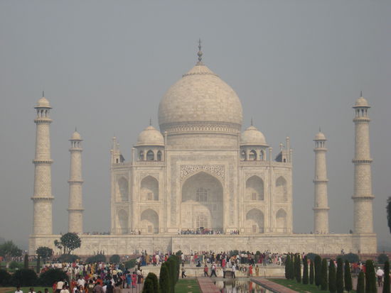 weisser Mamor, es wirkt wie ein Traumschloss und durch die architektonische Meisterleistung, scheint es wirklich zu schweben...