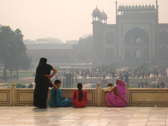 seht ihr die Menschenmassen vor dem Eingangstor...