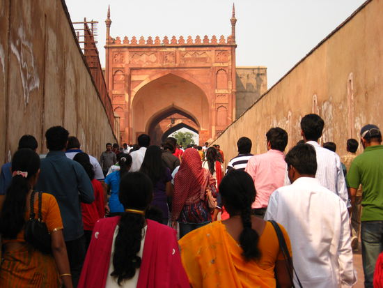 das rote Fort, eine riesige Anlage und ebenfalls Massen von Indern, die meist nur ein Zehntel des Eintrittspreises zahlen muessen.