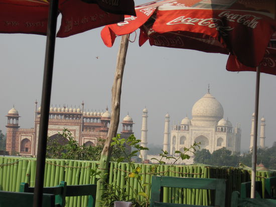 das war ein Dachrestaurant mit fantastischen Ausblick inklusive...
In den Dachrestaurants laesst es sich am besten aufhalten, hier ist es ruhig und man kann das bunte Treiben auf der STrasse gut beobachten.
