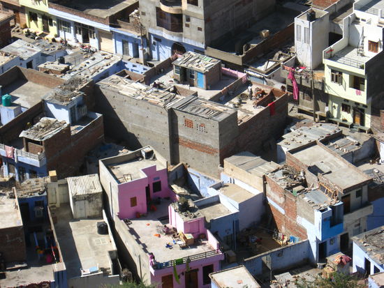 die Haeuser sind schon witzig, nie wirklich fertig, wenn es eine neue Generation gibt, baut diese einfach ein Stockwerk mehr auf das bestehende Haus..