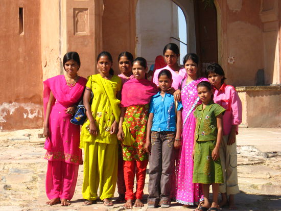 manche Inder lassen sich liebendgerne fotografieren, einfach um danach zu dir zu stuermen und sich das Photo auf der Kamera anzuschauen, ich weiss nicht mehr wie oft wir gefragt wurden an diesem Tag "Please one Photo please" 
aber kein Laecheln zu sehen!